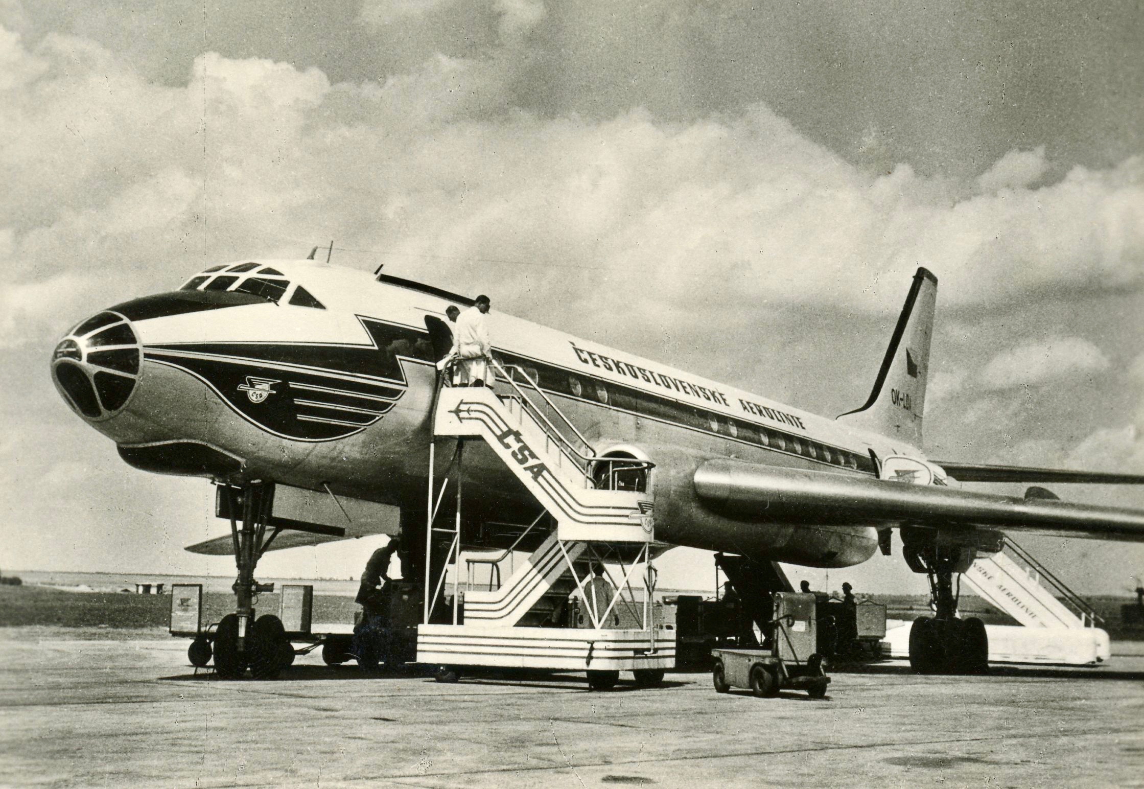 Первый реактивный пассажирский самолет. Ту-104 пассажирский самолёт. Туполев ту 104. Самолет Туполева ту 104. Первый турбореактивный пассажирский лайнер ту-104.
