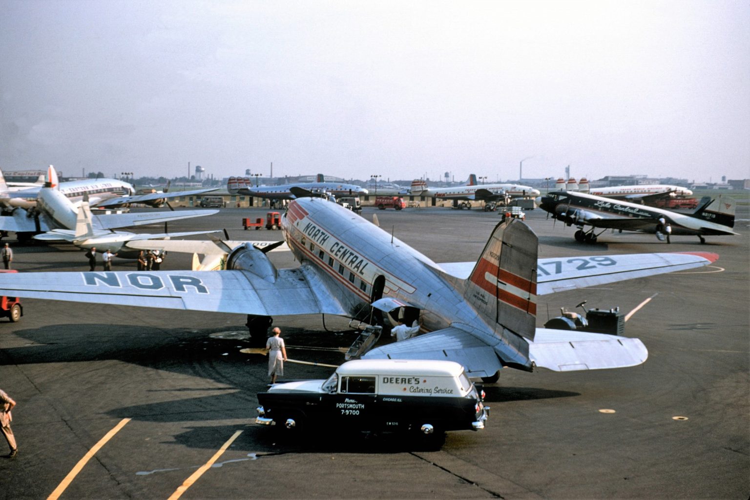 midway-airports-crowded-ramp-space-in-the-1950s-world-airline